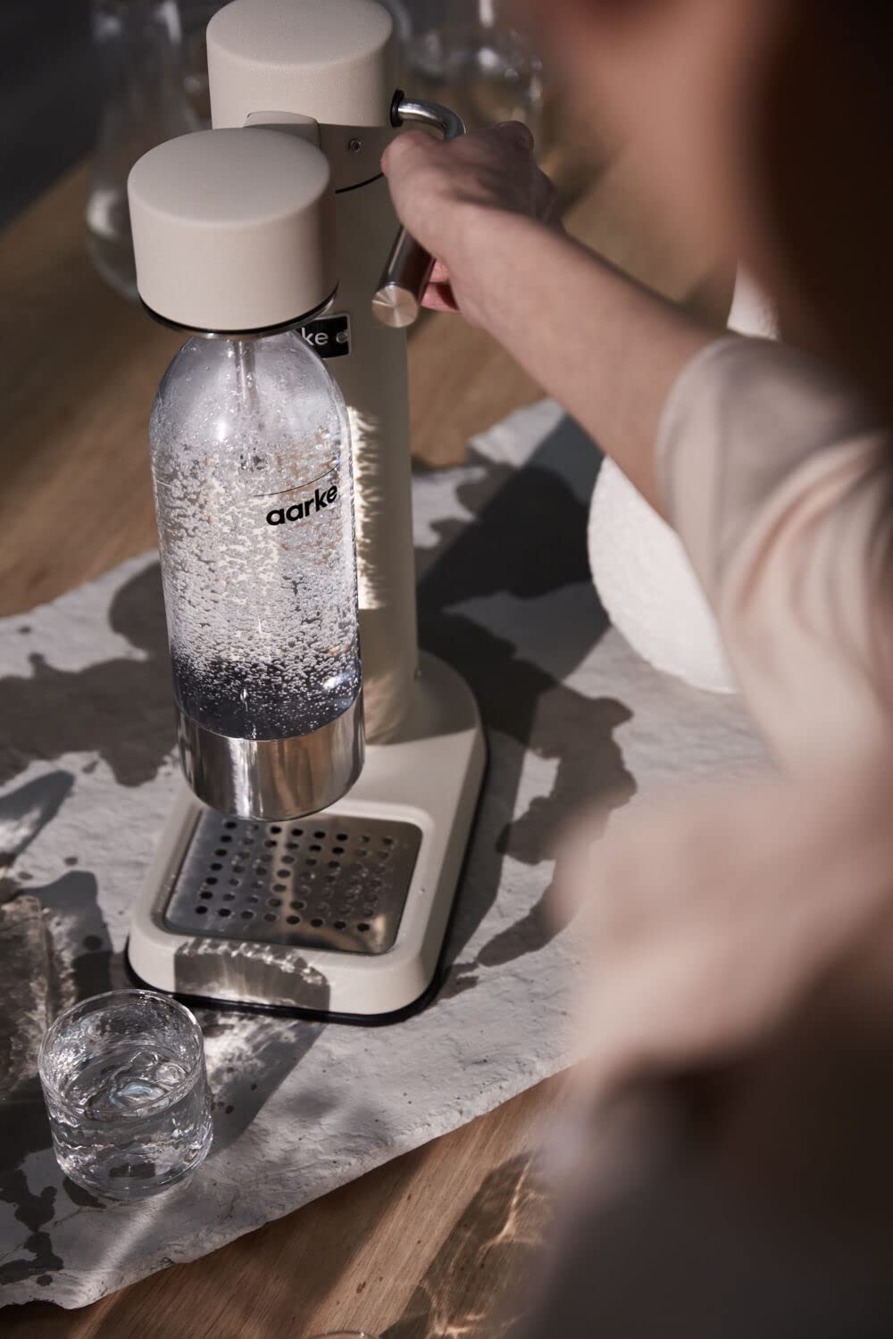 Aarke Carbonator 3, Premium Wassersprudler aus Edelstahl mit Aarke Flasche, Sand Finish